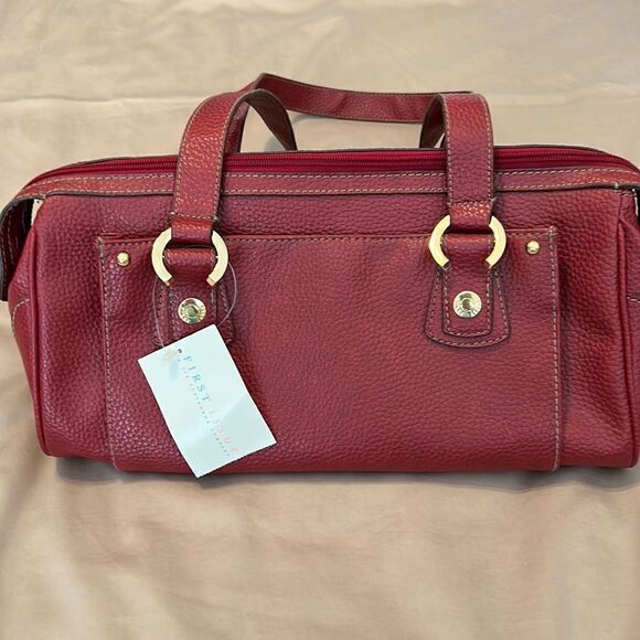 NWT First Issue red pebbled faux leather bag 1 inside & outside pocket zip close - Picture 2 of 13